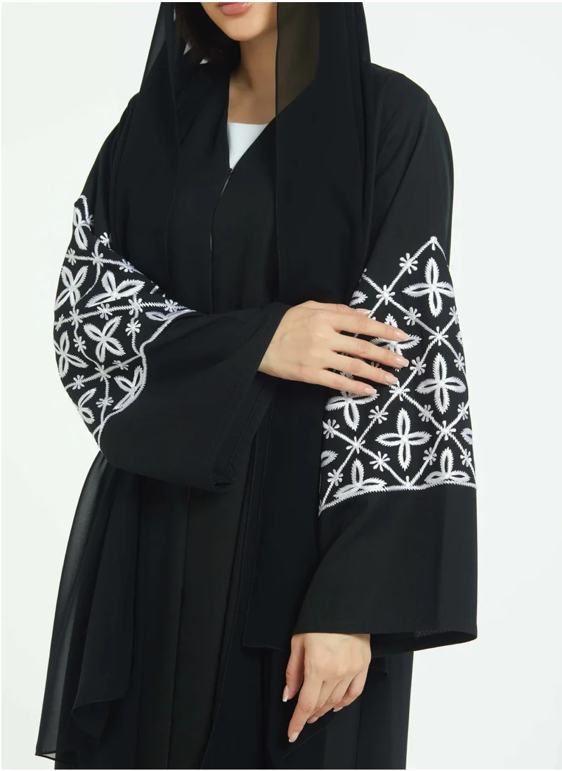 التلل فمينا Floral Medallion Abaya