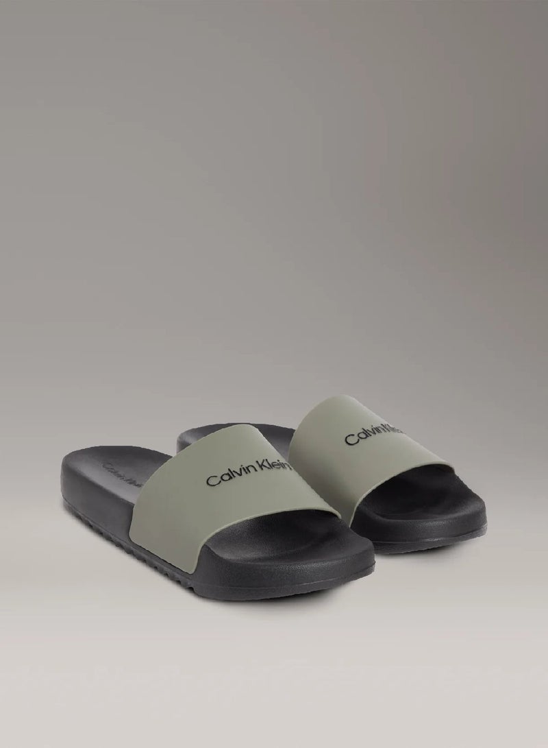 شبشب مزين بشعار كلفن كلاين