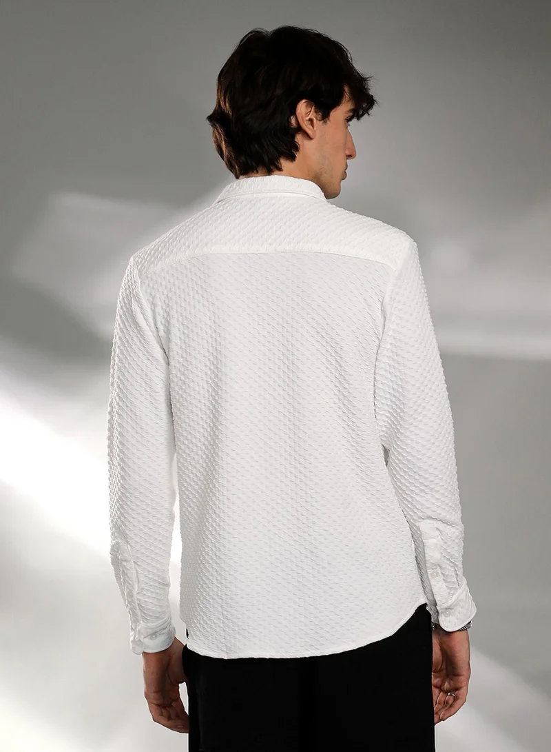 Campus Sutra Campus Sutra Men's Daisy White Cubic-Textured Shirt For Casual Wear | Spread Collar | Long Sleeve | Button Closure | Shirt Crafted With Comfort Fit For Everyday Wear