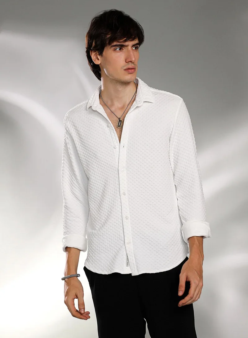 Campus Sutra Campus Sutra Men's Daisy White Cubic-Textured Shirt For Casual Wear | Spread Collar | Long Sleeve | Button Closure | Shirt Crafted With Comfort Fit For Everyday Wear