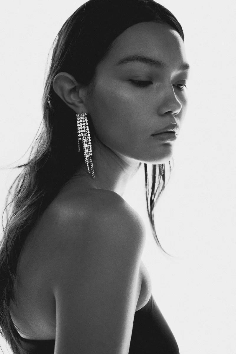 اتش اند ام حلق متدلي مزين بأحجار الراين