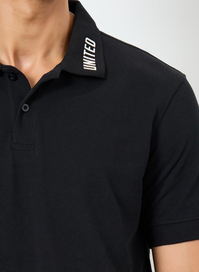 ستايلي بولو مطبوع بتفاصيل بيكيه بقصة مريحة - Image 3