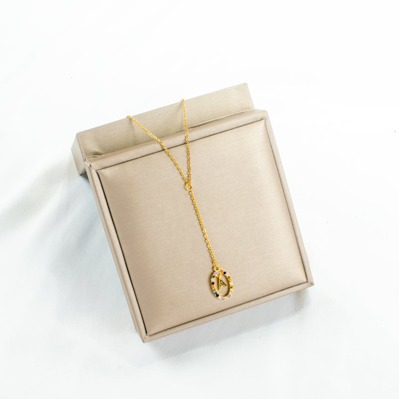 سلسلة أستانليس ستيل ذهبي مع دلاية مرصعة بفصوص الزيركون حرف A - Image 2