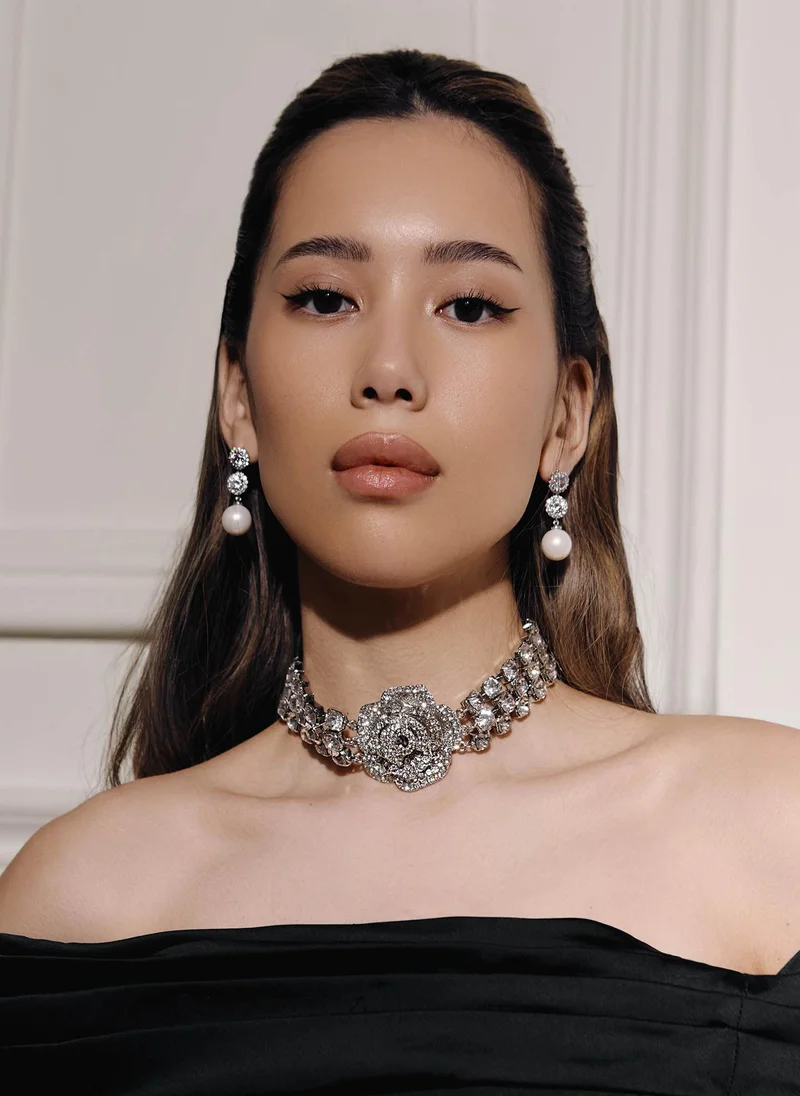 Lichi Wide choker with large rhinestone rose