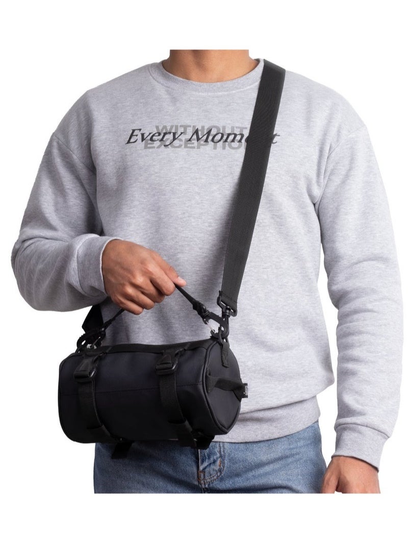ايه ار سابلاي Ar Cylinder من Arij Bags | شنطة كروس متعددة الاستخدام بخامة مقاومة للمياه، منفذ شحن USB Type-C، حزام قابل للتعديل، تصميم خفيف للاستخدام اليومي (23 × 13 سم) (أسود) - Image 2