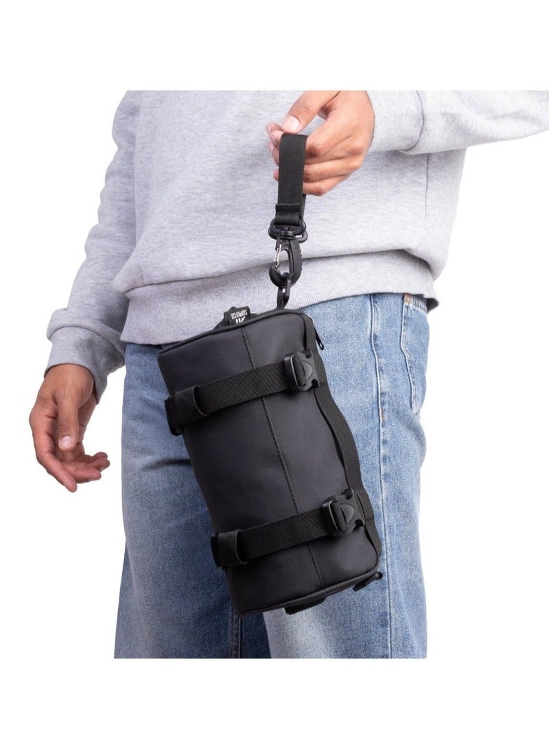 ايه ار سابلاي Ar Cylinder من Arij Bags | شنطة كروس متعددة الاستخدام بخامة مقاومة للمياه، منفذ شحن USB Type-C، حزام قابل للتعديل، تصميم خفيف للاستخدام اليومي (23 × 13 سم) (أسود) - Image 5