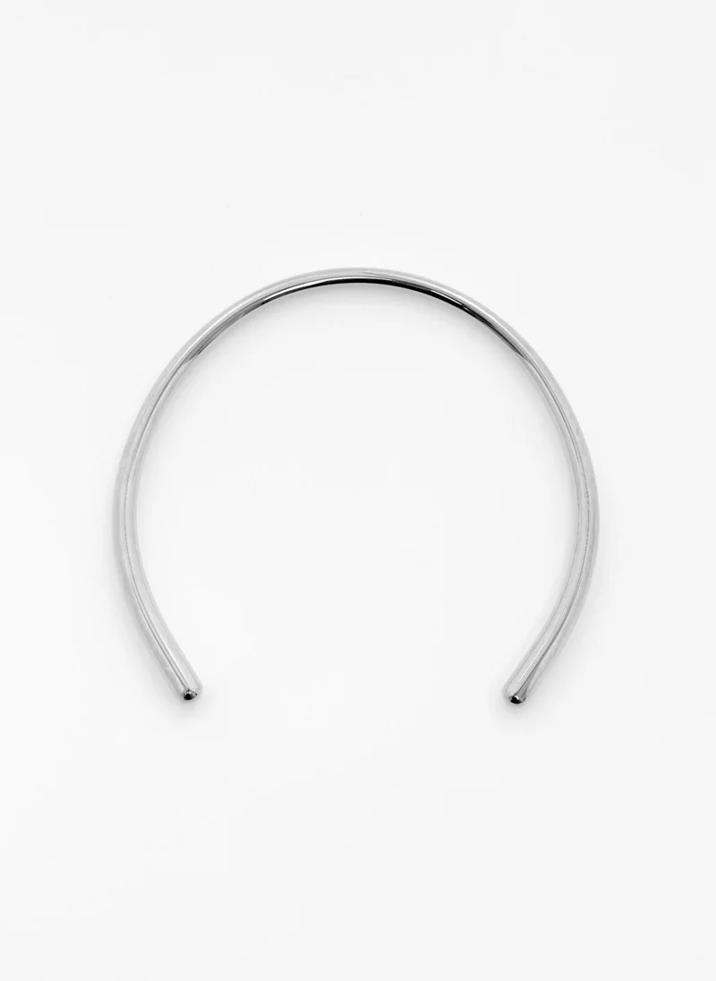 Lichi Semicircular necklace in smooth metal
