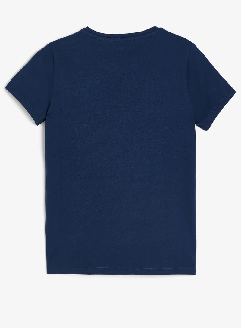 جس تي شيرت شبابي برقبة دائرية بطبعة