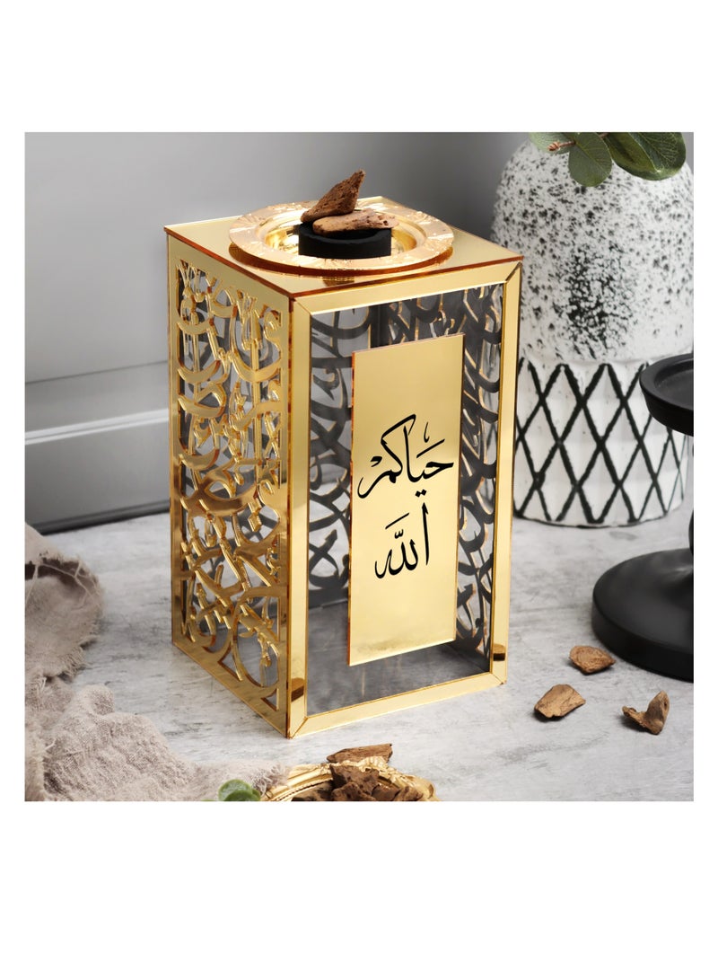 حكاية شمعة مبخره بخور بزخرفة عربية مصنوعه من الاكريليك اللامع والشفاف ، تحمل عبارة "حياكم الله" بتصميم مميزة - Image 1