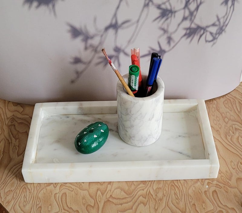 RM صينية رخامية مستطيلة الشكل مع كوب للحمام وغرفة المعيشة والمطبخ لتقديم الطعام وطاولة الطعام والمجوهرات والشمع والعطور ومنظم مستحضرات التجميل هدية صينية فاخرة بيضاء - Image 5