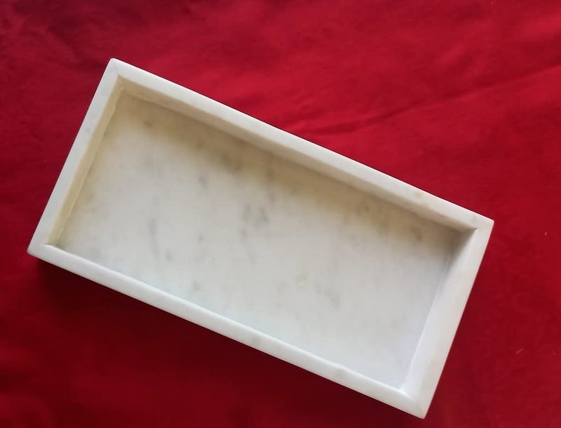 RM صينية رخامية مستطيلة الشكل مع كوب للحمام وغرفة المعيشة والمطبخ لتقديم الطعام وطاولة الطعام والمجوهرات والشمع والعطور ومنظم مستحضرات التجميل هدية صينية فاخرة بيضاء - Image 2