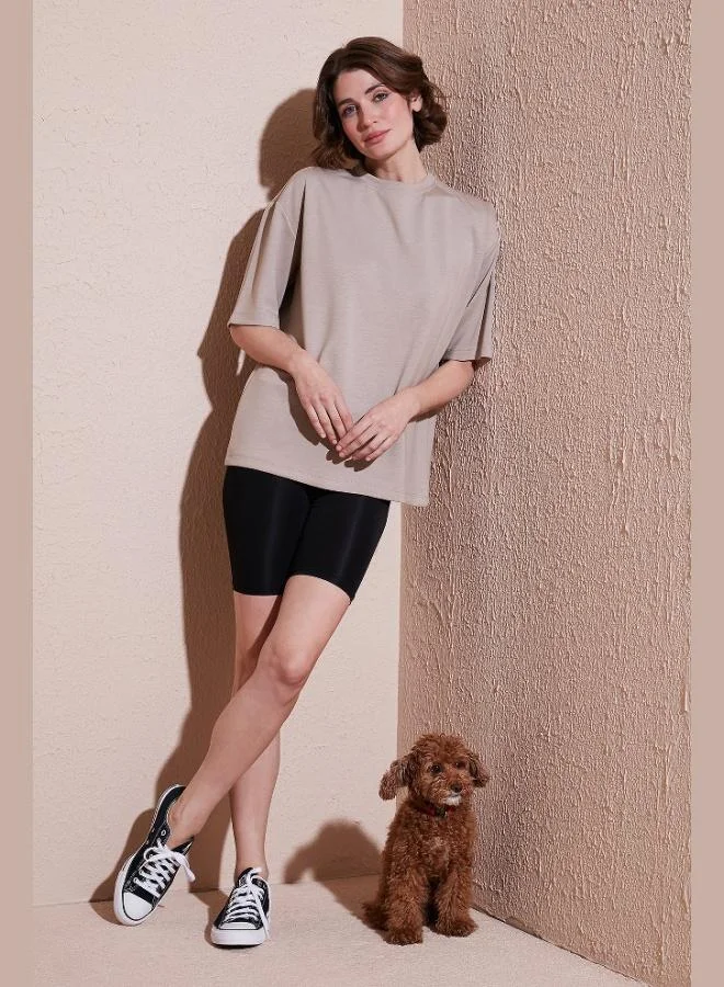 ليلا تيشيرت نسائي بياقة دائرية بقصة واسعة من ليلى