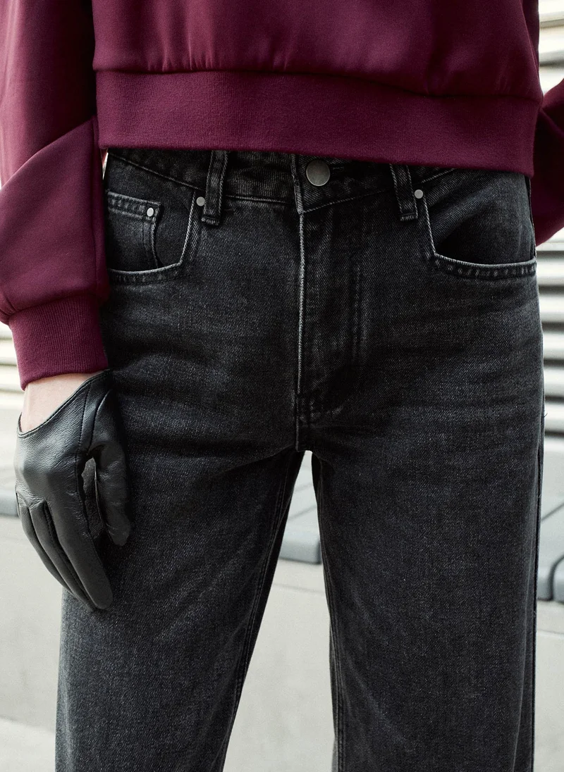 Lichi Loose jeans with distressed accent on the thighs