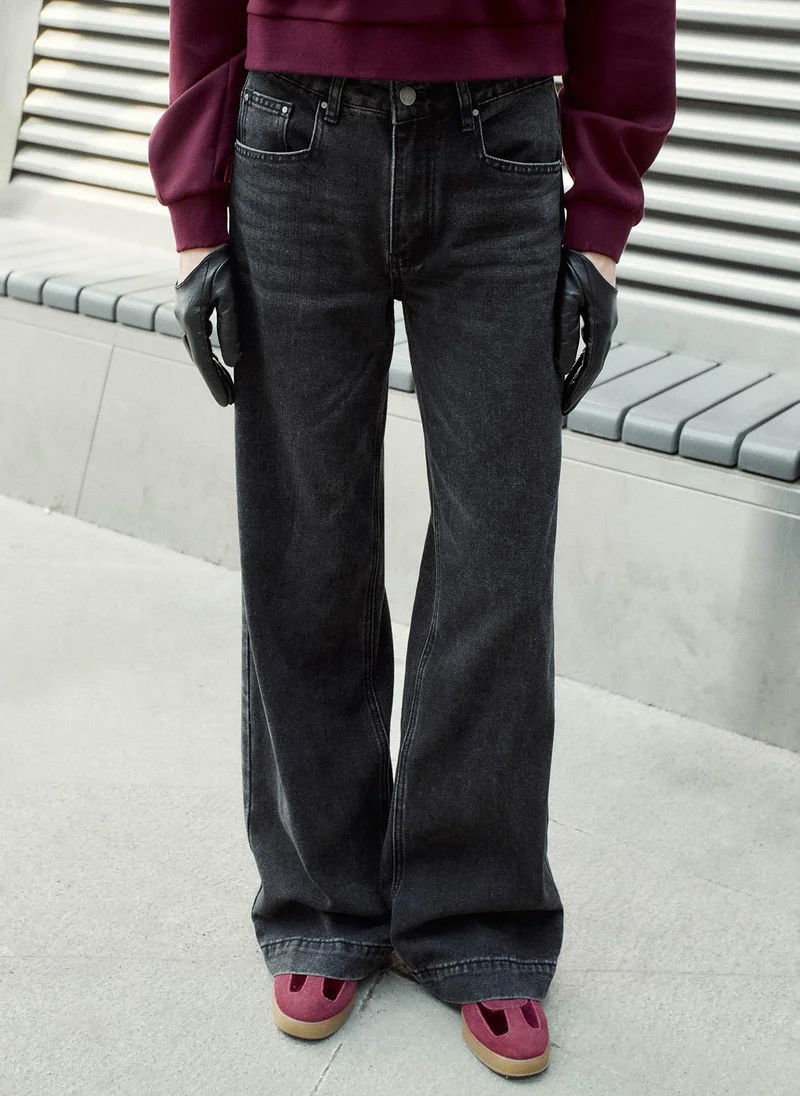 ليتشي بنطال جينز فضفاض مع لمسات ممزقة على الفخذين