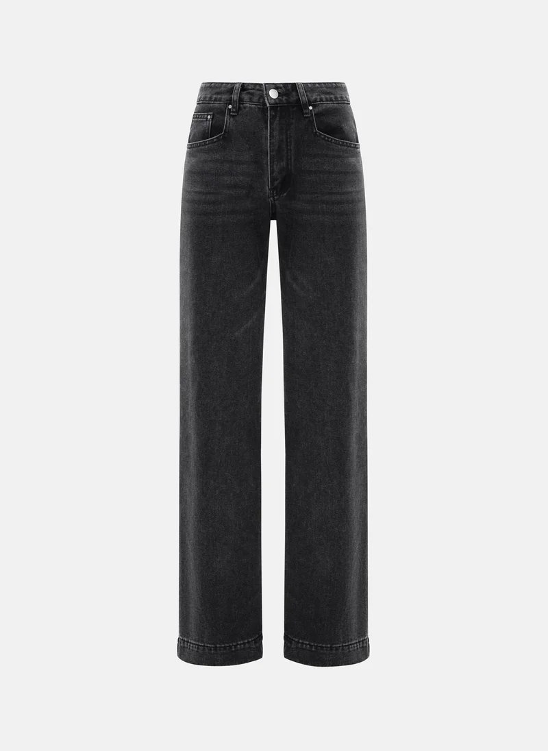 ليتشي بنطال جينز فضفاض مع لمسات ممزقة على الفخذين