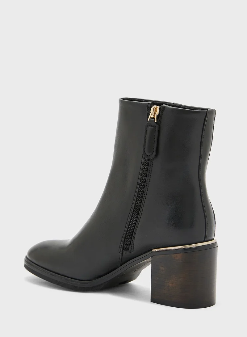 TOMMY HILFIGER Feminine Hardware Ankle Boots