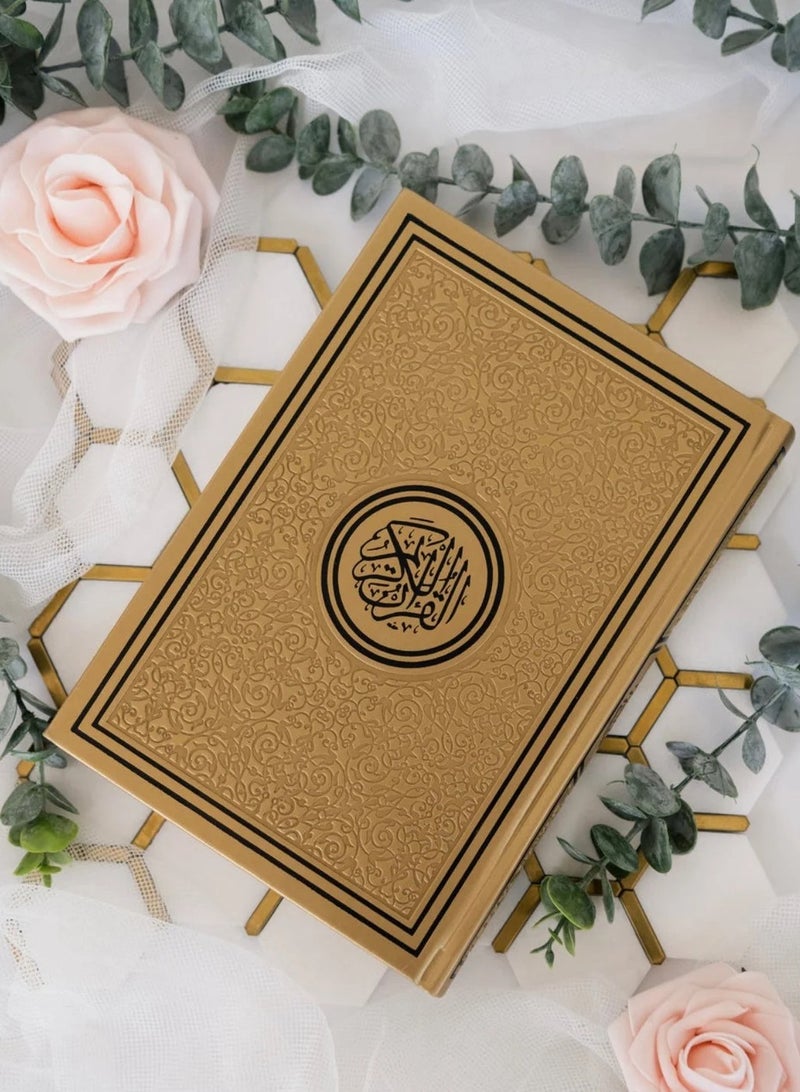 القران الكريم ملون الاطراف وغلاف ملون  حجم متوسط20*14 سم --ذهبي - Image 1