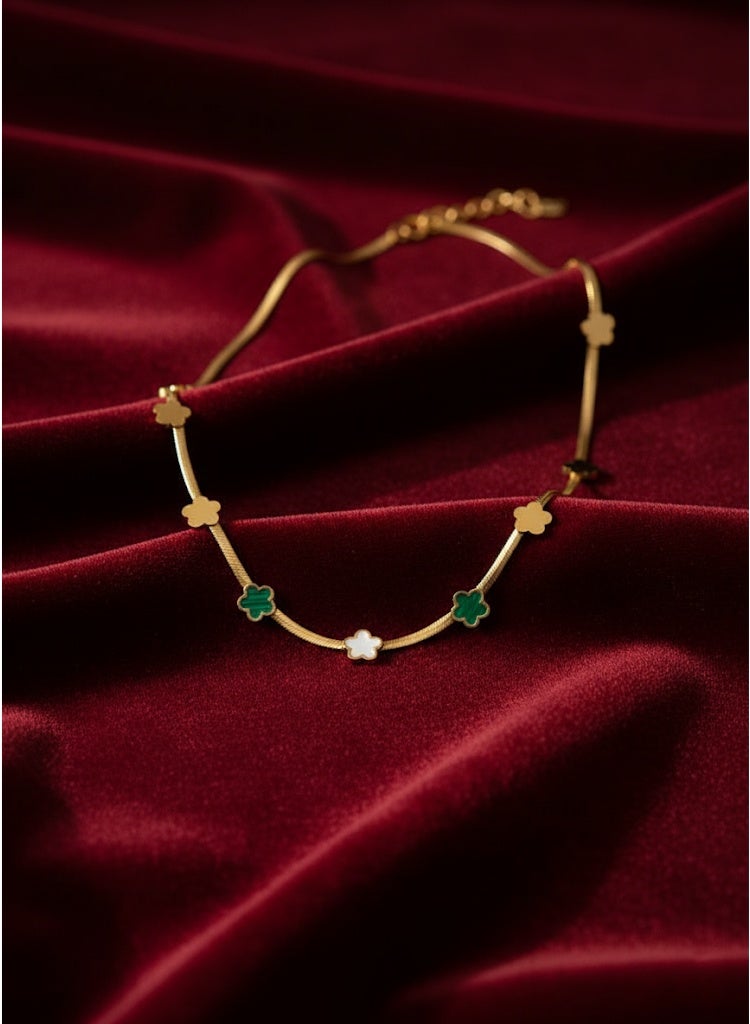 FLUFFY Women’s Necklace Flat Snake Chain Clover Detail - Image 2