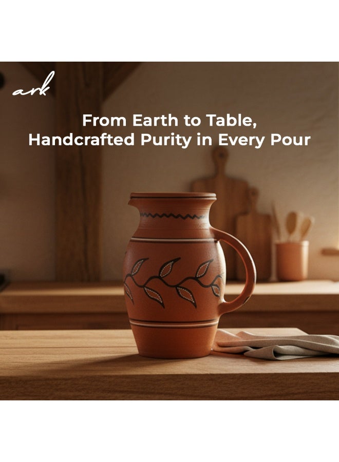 ارك إبريق طيني كلاسيكي من ARK Dhaaro Vibes | إبريق مياه فخاري مصنوع يدويًا | صديق للبيئة | مزين يدويًا بلمسات فنية | آمن للاستخدام في الميكروويف | غير سام، قلوي ومقاوم للحرارة | 1500 مل - Image 3