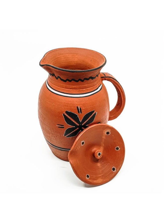 ارك إبريق طيني كلاسيكي من ARK Dhaaro Vibes | إبريق مياه فخاري مصنوع يدويًا | صديق للبيئة | مزين يدويًا بلمسات فنية | آمن للاستخدام في الميكروويف | غير سام، قلوي ومقاوم للحرارة | 1500 مل - Image 1