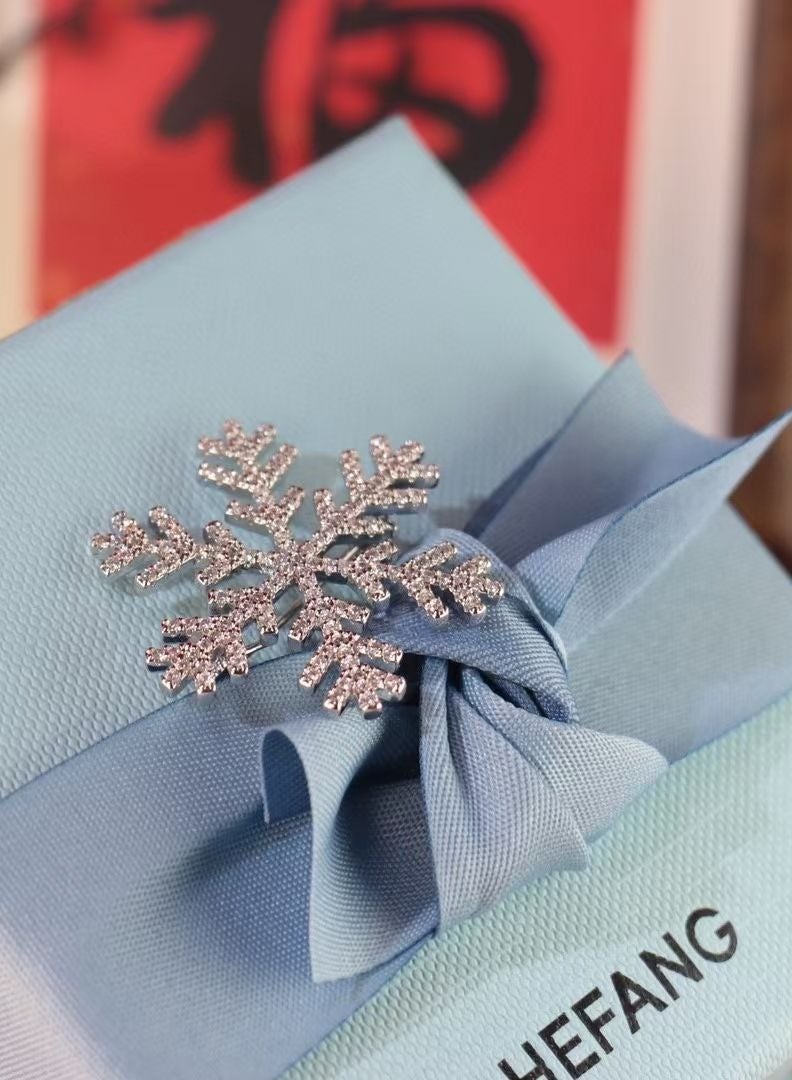 HEFANG Personalized And Fashionable Brilliant Snowflake Brooch  - Image 1