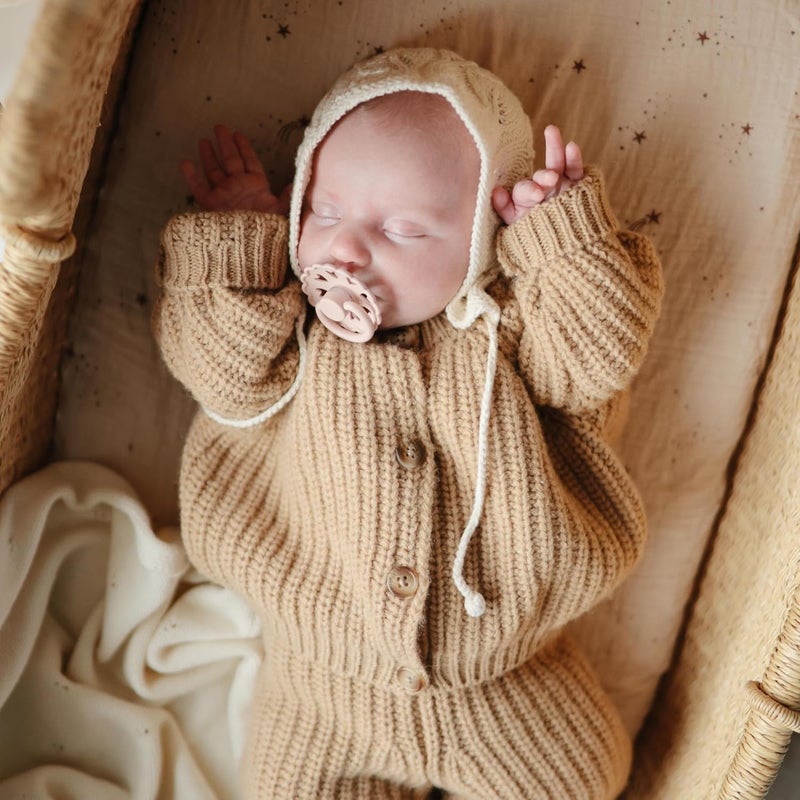 FRIGG مجموعة مصاصة الأطفال الأولى من FRIGG  بتصميم قلب زهور 4 قطع  مصنوعة في الدنمارك  خالية من BPA  بلون وردي  06 أشهر - Image 2