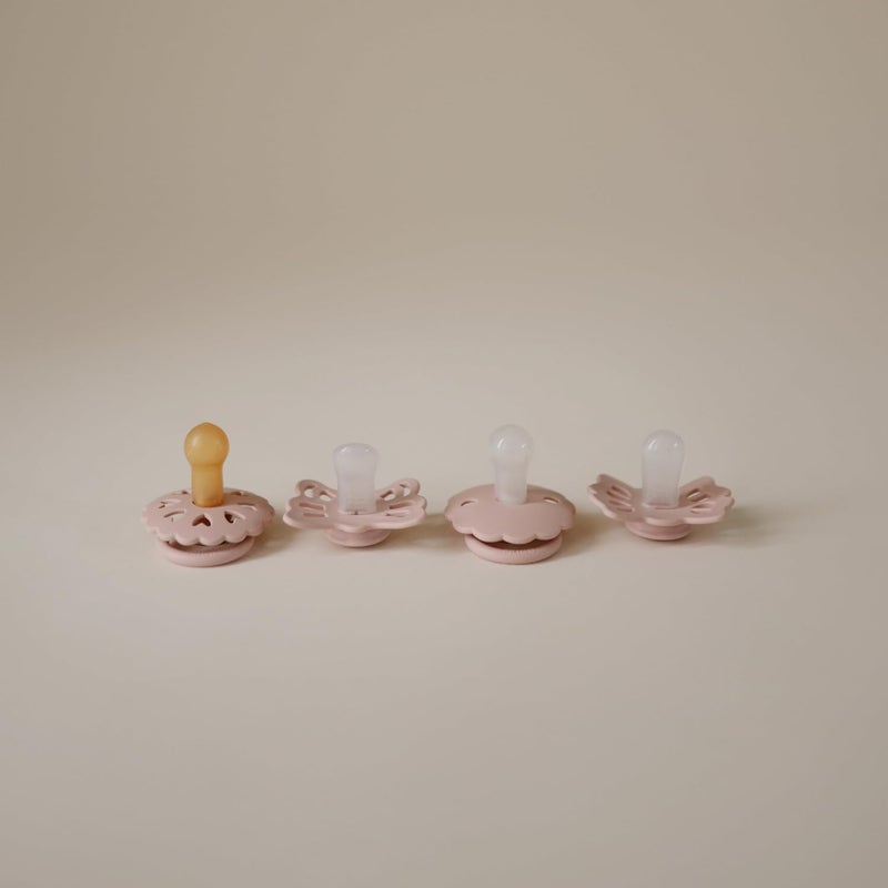 FRIGG مجموعة مصاصة الأطفال الأولى من FRIGG  بتصميم قلب زهور 4 قطع  مصنوعة في الدنمارك  خالية من BPA  بلون وردي  06 أشهر - Image 4