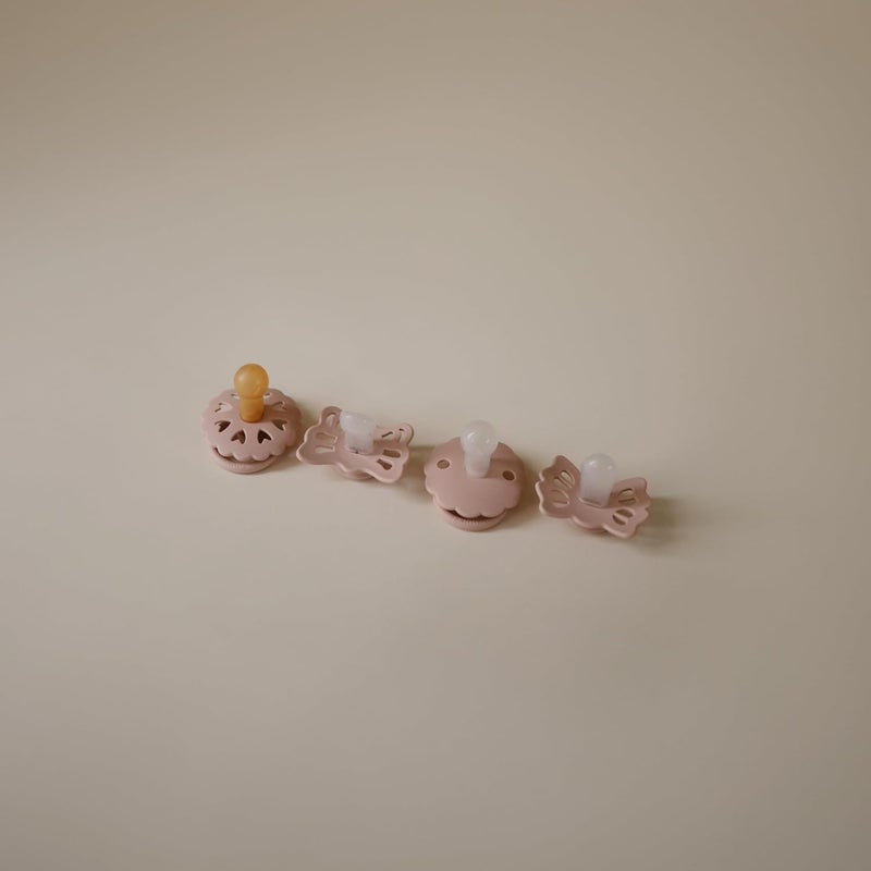 FRIGG مجموعة مصاصة الأطفال الأولى من FRIGG  بتصميم قلب زهور 4 قطع  مصنوعة في الدنمارك  خالية من BPA  بلون وردي  06 أشهر - Image 3