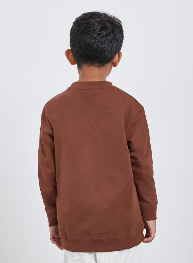 Styli Boys Brown Slogan Sweatshirt - Image 4