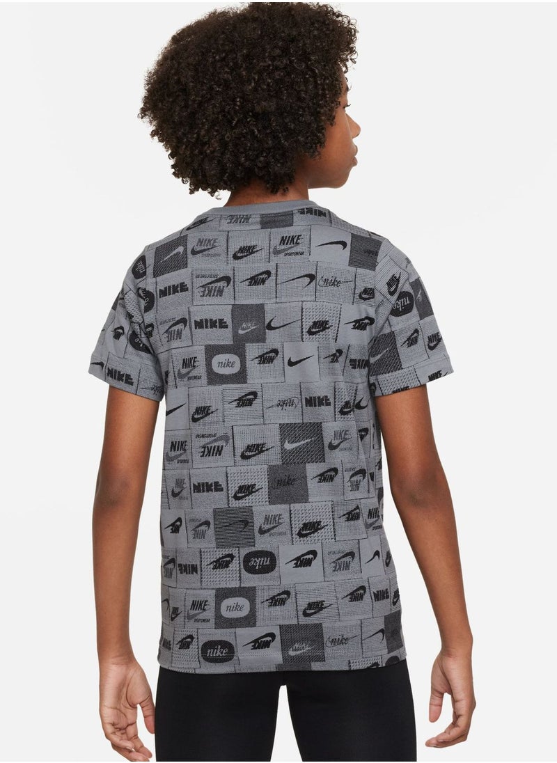 Nike - Youth Nsw Club Seasonal Aop T-Shirt - Image 1