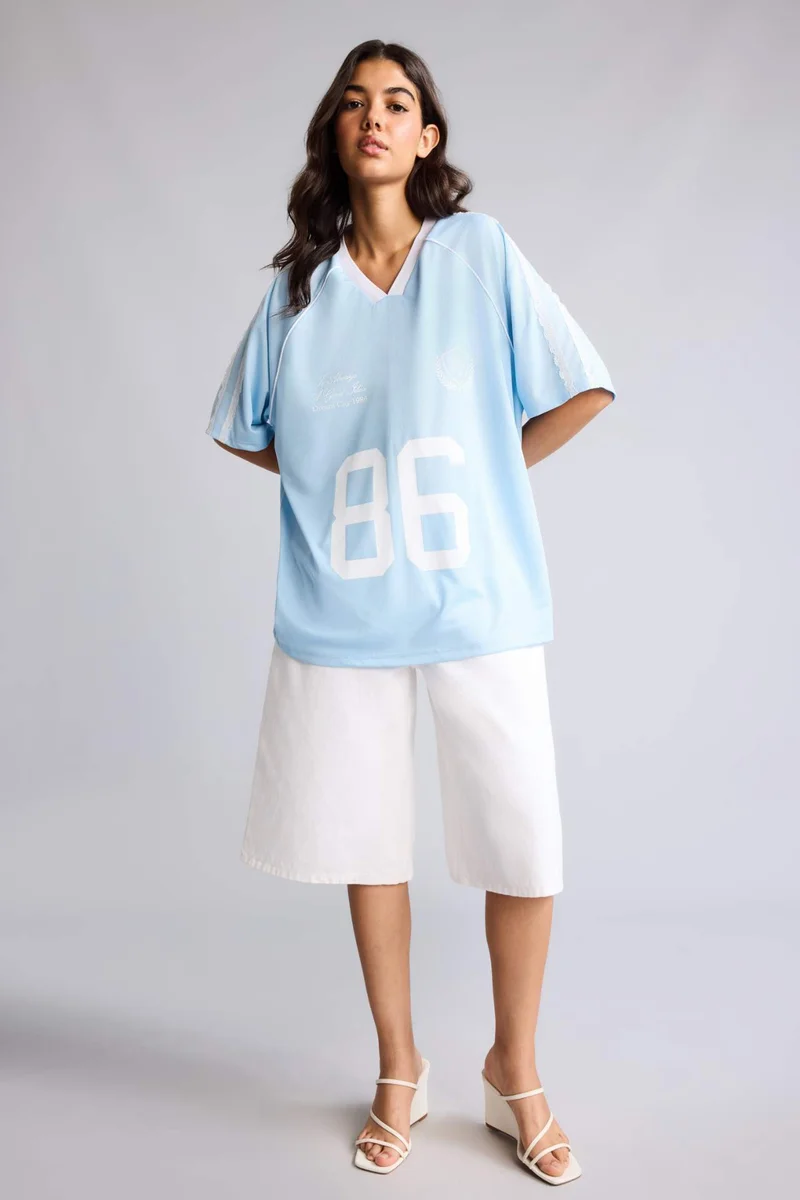 ديفاكتو Oversize Fit V-Neck Printed Short Sleeve T-Shirt