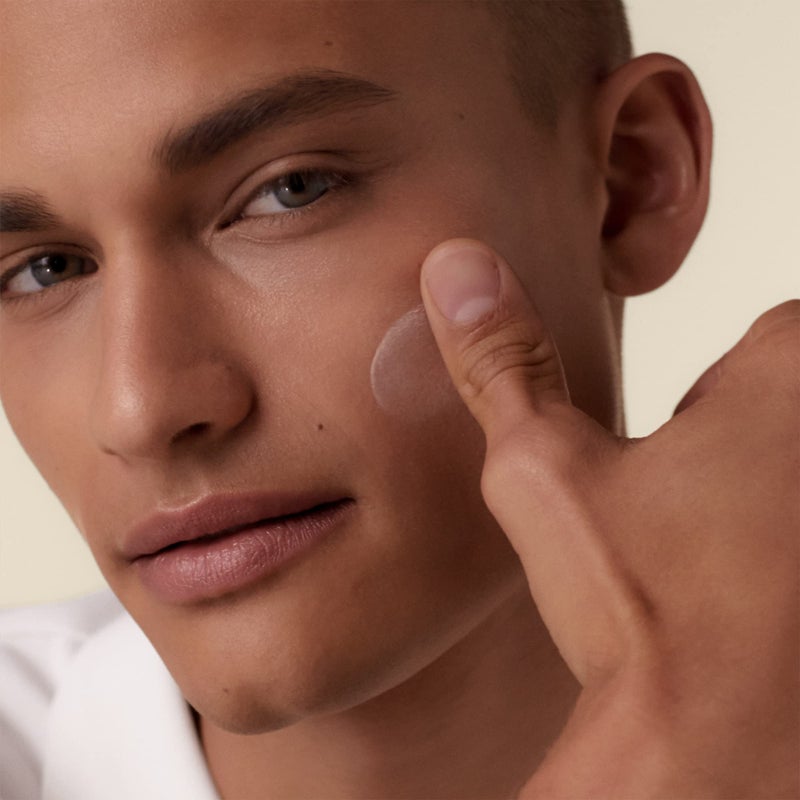 Shiseido Urban Environment Oil-Free Sunscreen SPF 42 - 143 mL - Protects, Hydrates, Mattifies & Works as Face Primer - Water Resistant for 40 Minutes - Non-Comedogenic - Image 5