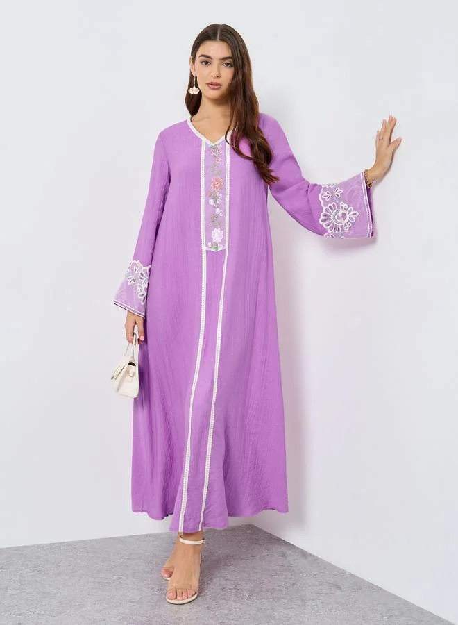 تايك تو عباية بأكمام طويلة وتفاصيل دانتيل وتطريز بارز