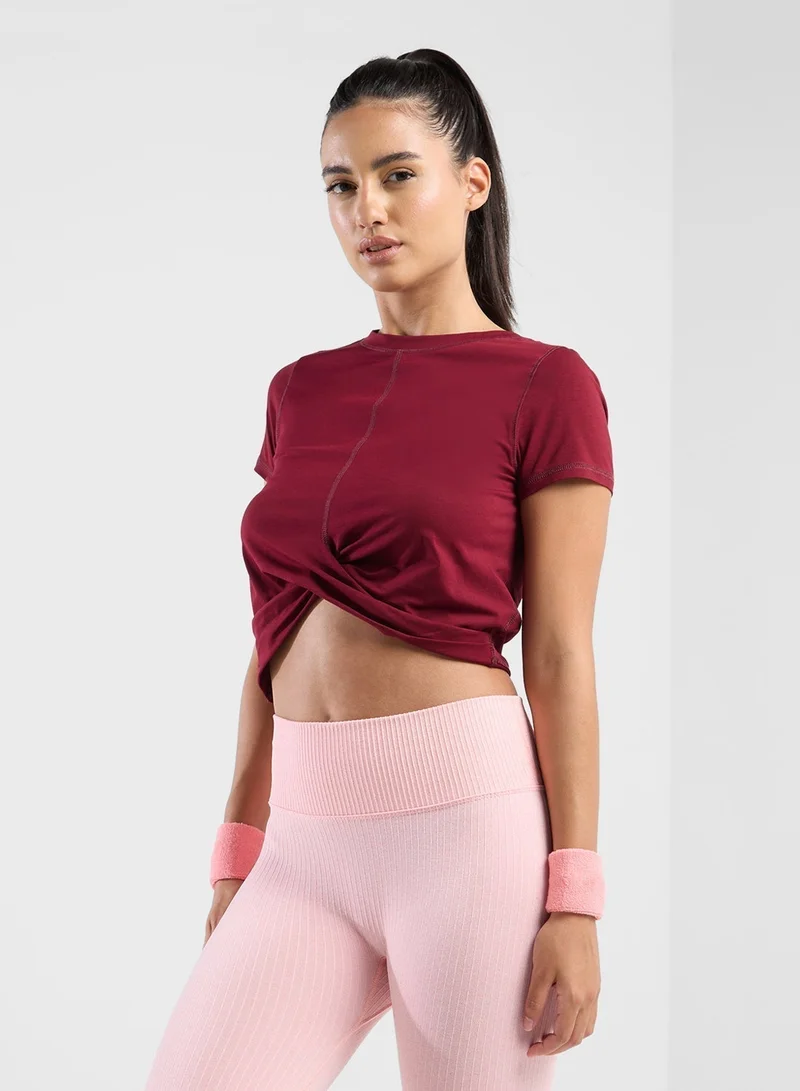 فورورد تيشيرت بتفاصيل ملتفة من الأمام