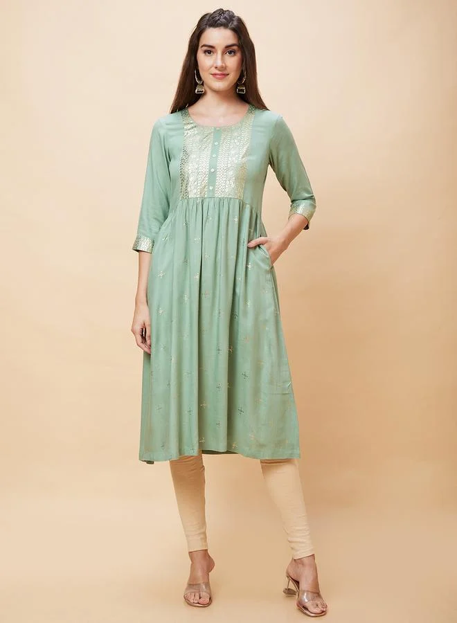 جلو باص كورتا بتفاصيل طباعة باللون الذهبية