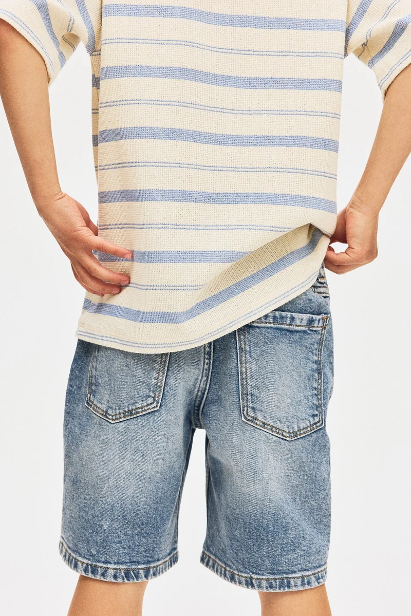 اتش اند ام شورت بقصّة فضفاضة من الجاكار