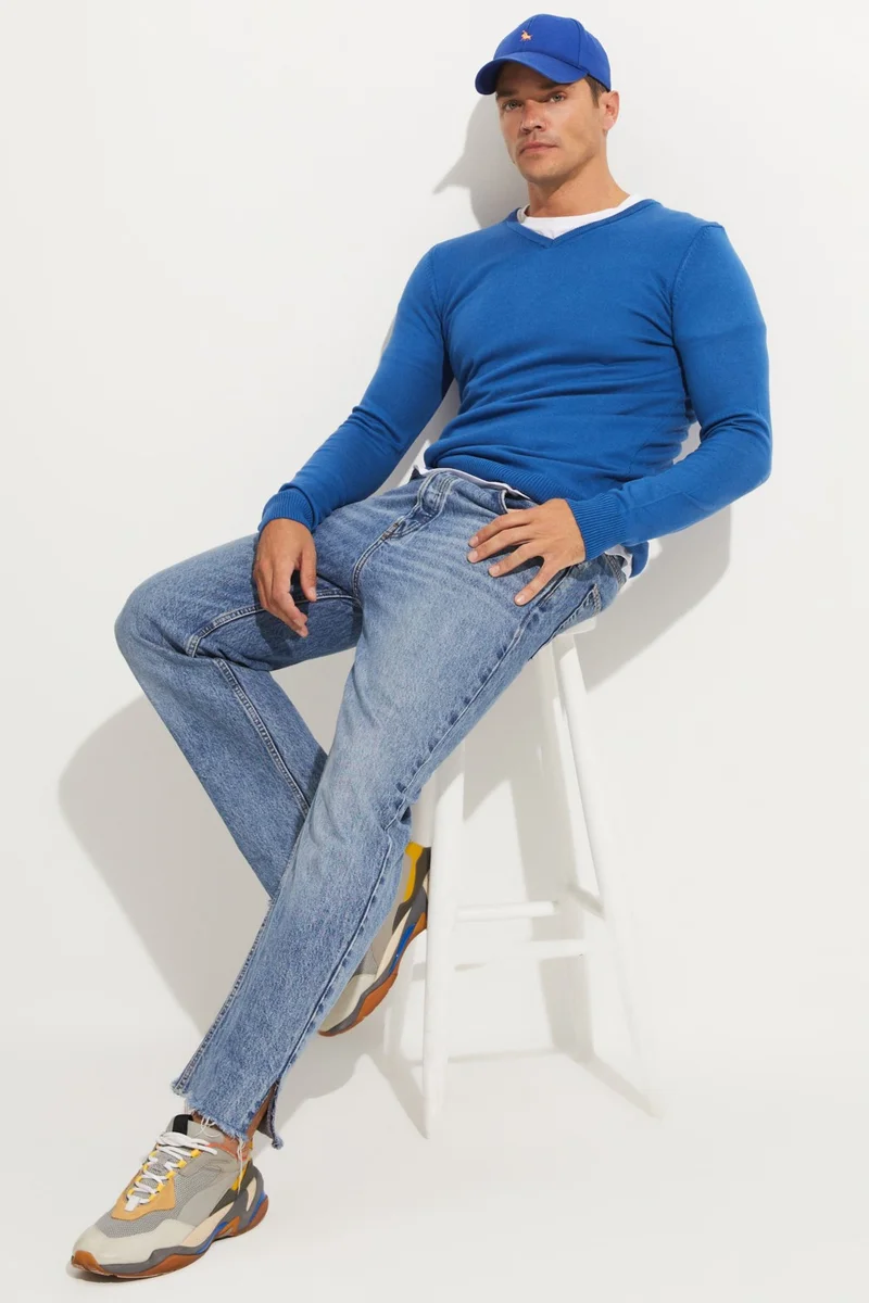 جون Men's Regular Fit V-Neck Knitwear Sweater