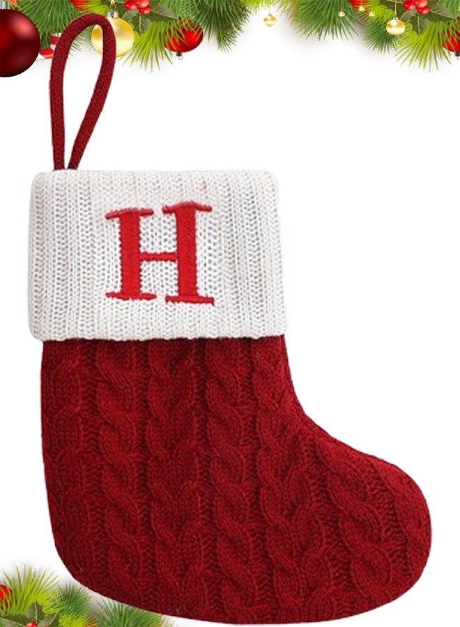 VUCATIN جوارب عيد الميلاد الصغيرة الحمراء المحبوكة، مطرزة بأحرف اسم العائلة، زينة معلقة على مدفأة عائلية، هدية مثالية لعيد الميلاد (H) - Image 1