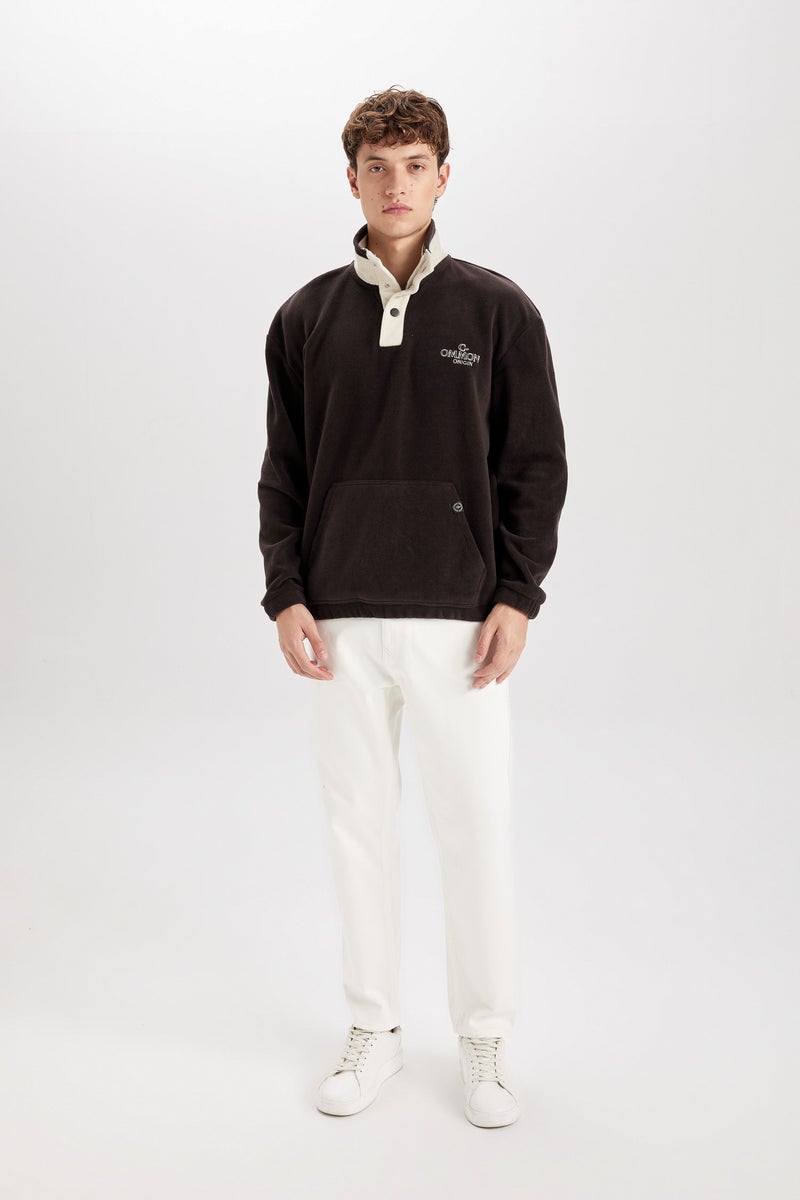 ديفاكتو سويت شيرت أوفر سايز قطيفة مطرز بياقة عالية - Image 3