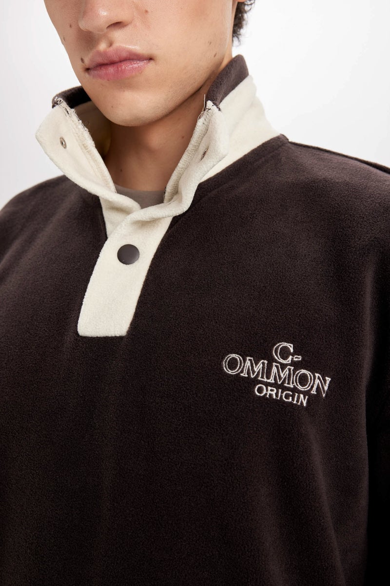 ديفاكتو سويت شيرت أوفر سايز قطيفة مطرز بياقة عالية - Image 4