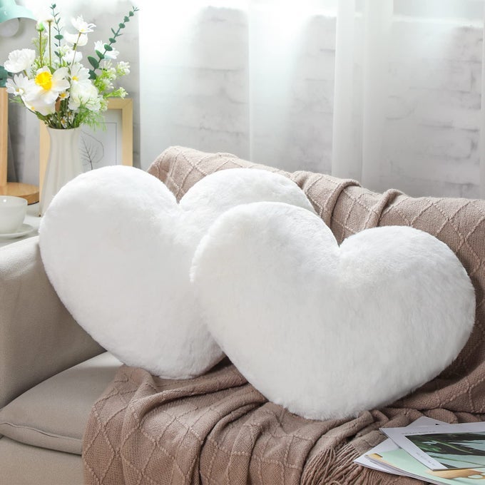 HEART THROW PILLOW 2 PIECES 20 X 157 INCH VALENTINES FAUX BUNNY FUR DECORATIVE PILLOW HEART SHAPED FLUFFY PILLOWS SOFT CUTE PILLOWS FOR BEDROOM AESTHETIC WITH INSERT FOR WOMEN GIRLWHITE