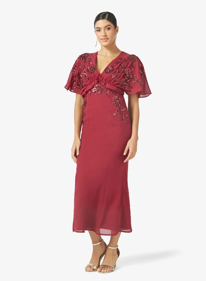 مايا Embellished Empire Line Cape Sleeve Midi Dress