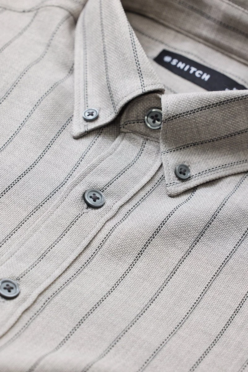 سنيتش قميص رجالي بقصة ضيقة وخطوط رمادية فاتحة