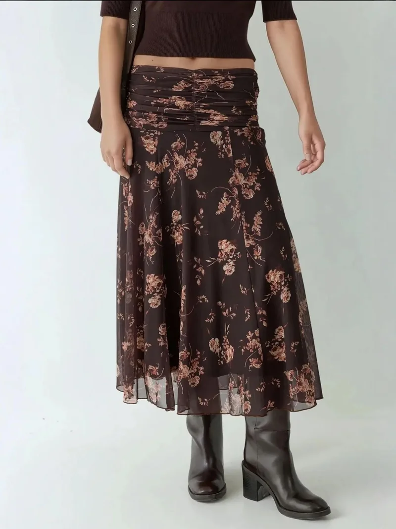 زوبعة تنورة ميدي ملفوفة بنقوش وتفاصيل مكشكشة