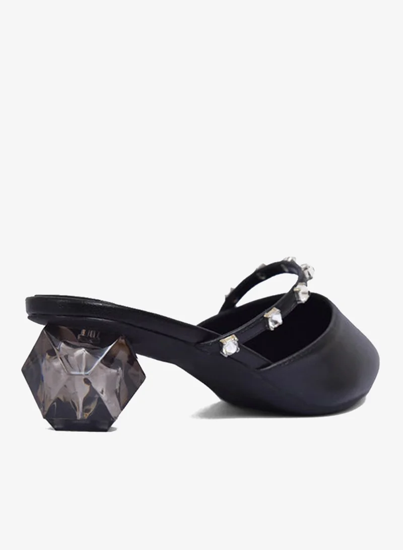 فينتشي حذاء بكعب منخفض ومقدمة مدببة