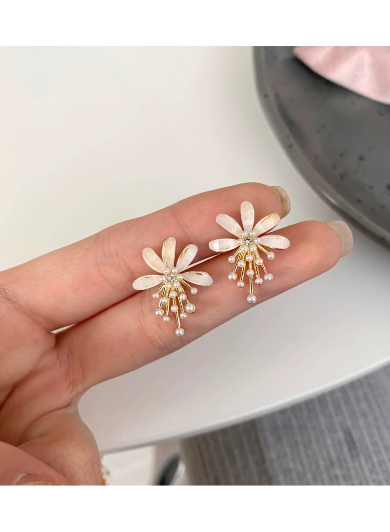 Goolsky Korean Flower Pearl Stud Earrings – Minimalist Elegant Design, Dainty Aesthetic Jewelry for Women
