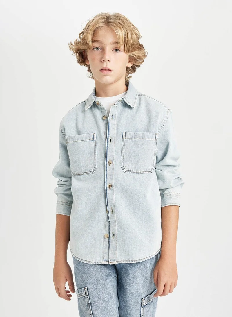 ديفاكتو قميص جينز بأكمام طويلة وياقة بولو واسعة وجيوب بمقاس كبير