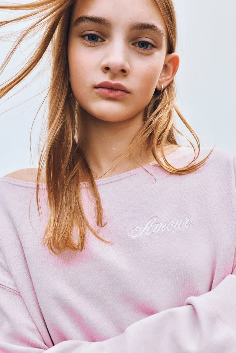 اتش اند ام بلوزة بقصة  واسعة وأكتاف مكشوفة