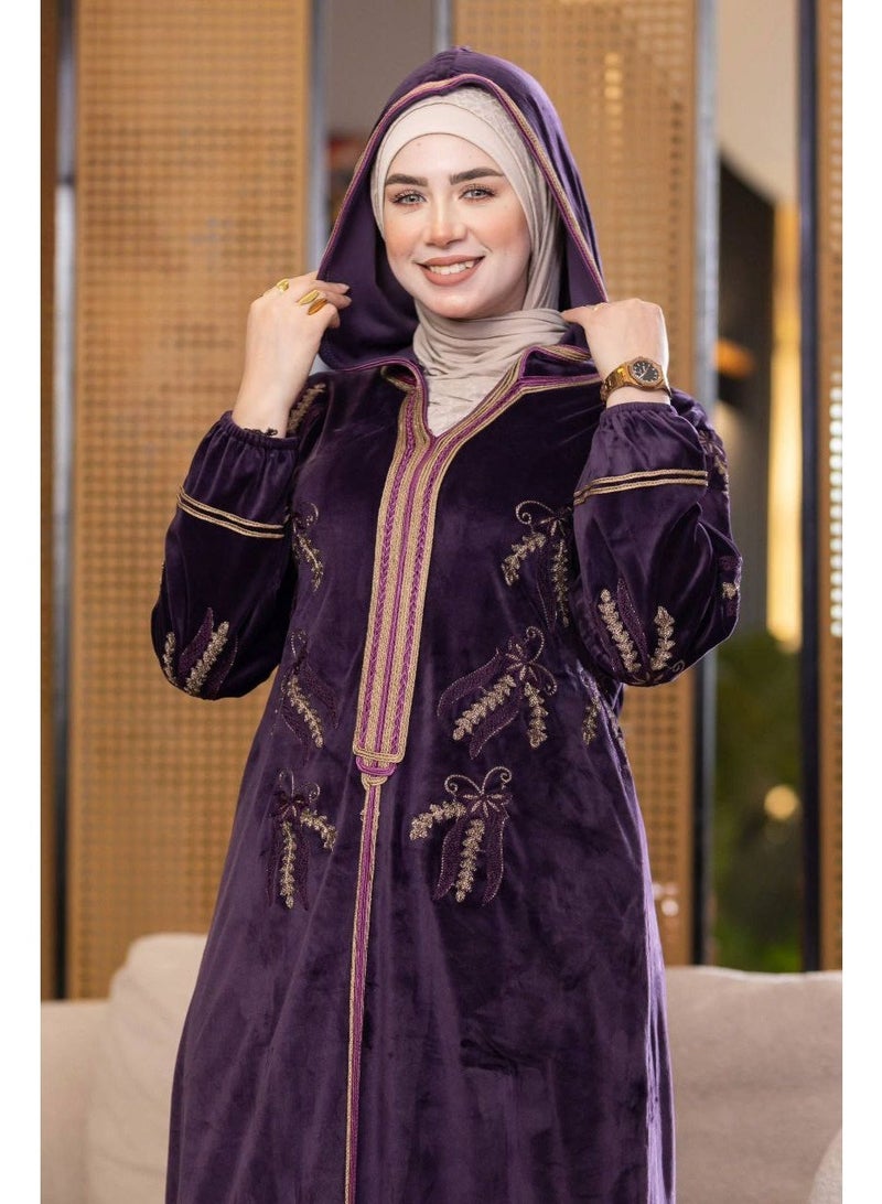 عباية قطيفة حريمي أنيقة بخامة هايدي ناعمة وتطريز حرير راقٍ – تصميم مريح ومناسب للاستقبال والخروج - Image 2