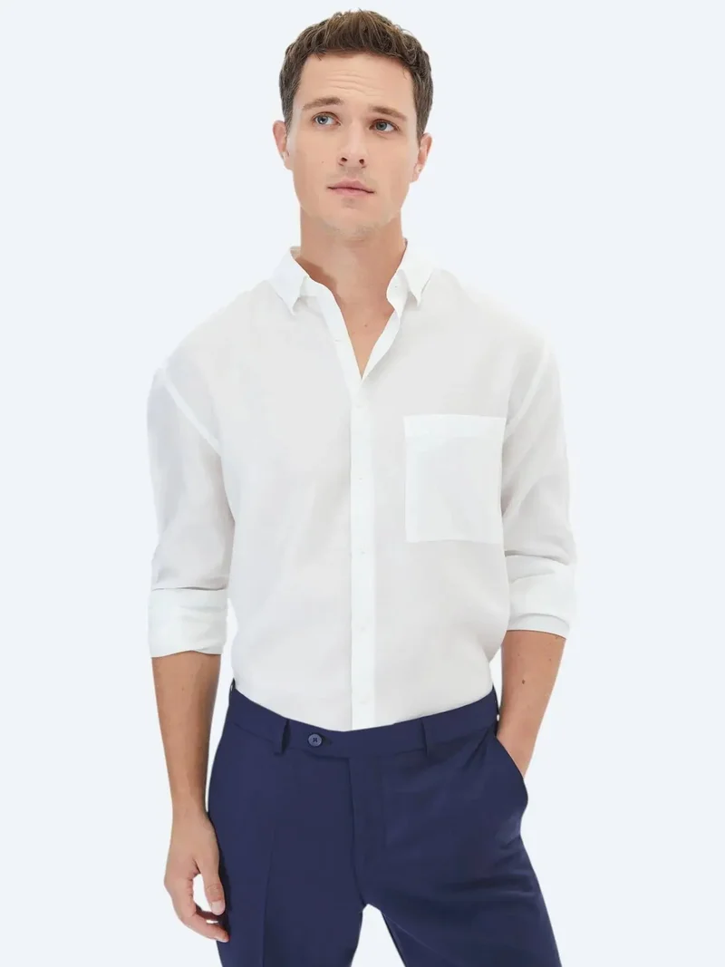 كيب قميص أبيض سادة بقصة واسعة من قماش منسوج، مناسب للإطلالات الكاجوال